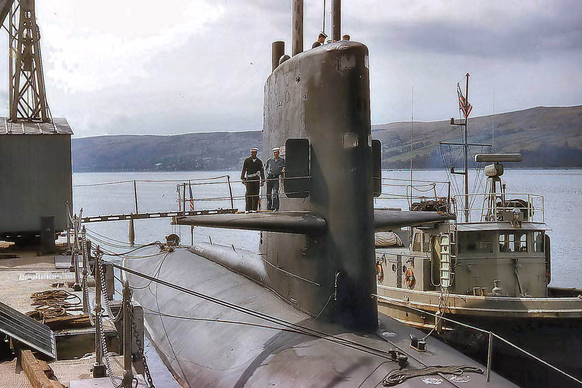 Trước hợp tiếp theo là đến từ Hải quân Mỹ, trên đường quay trở lại cảng căn cứ Norfolk, Virginia vào mùa thu năm 1968, tàu ngầm hạt nhân tấn công USS Scorpion đã bị chìm một cách bí ẩn cách xa 600 km ngoài khơi vùng đảo Azores. Ngoài việc mất một chiếc tàu ngầm hạt nhân cùng 99 thủy thủ, Quân đội Mỹ cũng mất hai vũ khí nguyên tử bí mật đang được vận chuyển trên con tàu này. Nguồn ảnh: Submarine.