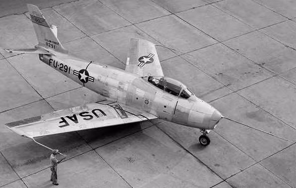 Chiến đấu cơ phản lực đầu tiên được sản xuất với số lượng lớn của Mỹ chính là F-86 Sabre. Có thể nhận thấy nhiều điểm tương đồng của F-86 với mẫu Me 262 của Đức quốc xã được sản xuất từ những năm 1940. Nguồn ảnh: IPMS.
