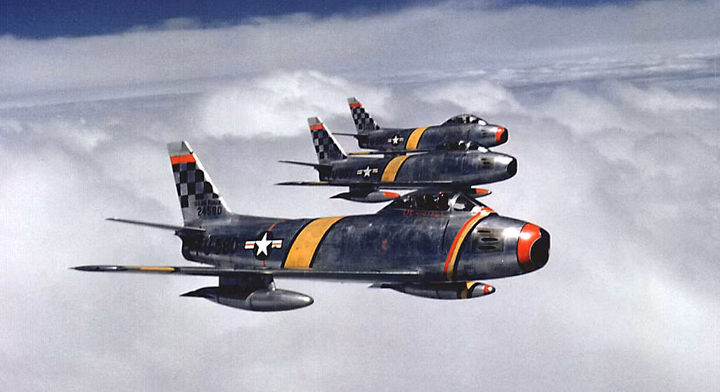F-86 Sabre là chiến đấu cơ được sản xuất với số lượng nhiều nhất của Mỹ trong Chiến tranh Lạnh, tổng cộng đã có 9860 chiến đấu cơ F-86 được Mỹ và các nước phương Tây sản xuất. Ngoài ra còn có rất nhiều biến thể của nó được Canada sản xuất và cung cấp cho các nước ngoài NATO. Nguồn ảnh: Wiki.