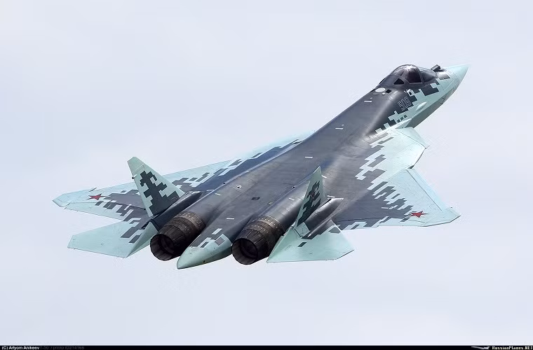 Su-57 trong màu sơn ngụy trang mới được Sukhoi giới thiệu trong một triển lãm hàng không được tổ chức tại Nga. Nguồn ảnh: Thaimilitary.