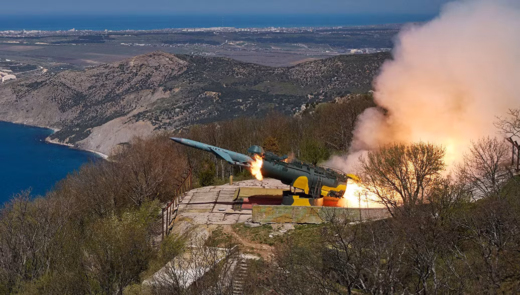 Năm 2002, hầu hết các đơn vị tên lửa bờ Utjos bị giải tán, năm 2003-2004 tất cả các trang bị của hệ thống phòng thủ này bị biến thành phế liệu. Một tiểu đoàn còn lại đã được giữ lại nguyên vẹn một cách bất ngờ. Năm 2009, Hải quân Ukraine đã cố gắng để khôi phục lại nó nhưng không thành công. Nguồn ảnh: RIA.