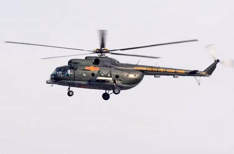 Trực thăng vận tải đa năng Mi-8 bắt đầu có mặt trong Không quân Nhân dân Việt Nam từ năm 1973. Nó đã tham gia phục vụ hiệu quả trong giai đoạn cuối cuộc chiến tranh chống Mỹ, và nhất là cuộc chiến tranh biên giới Tây Nam 1978-1979, các chiến dịch giúp nhân dân Campuchia thoát họa diệt chủng. Nguồn ảnh: IMB.