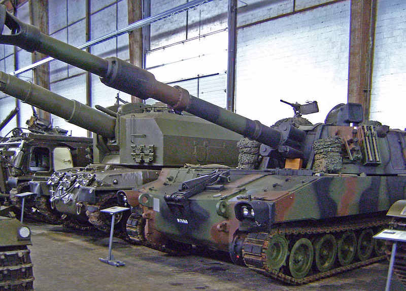 Ngoài ra, lực lượng tăng thiết giáp của quốc gia này cũng bao gồm hơn 500 khẩu pháo tự hành M109 do Mỹ sản xuất. Những khẩu pháo tự hành này được Mỹ trang bị cho Quân đội Thụy Sĩ từ năm 1987. Nguồn ảnh: Wiki.