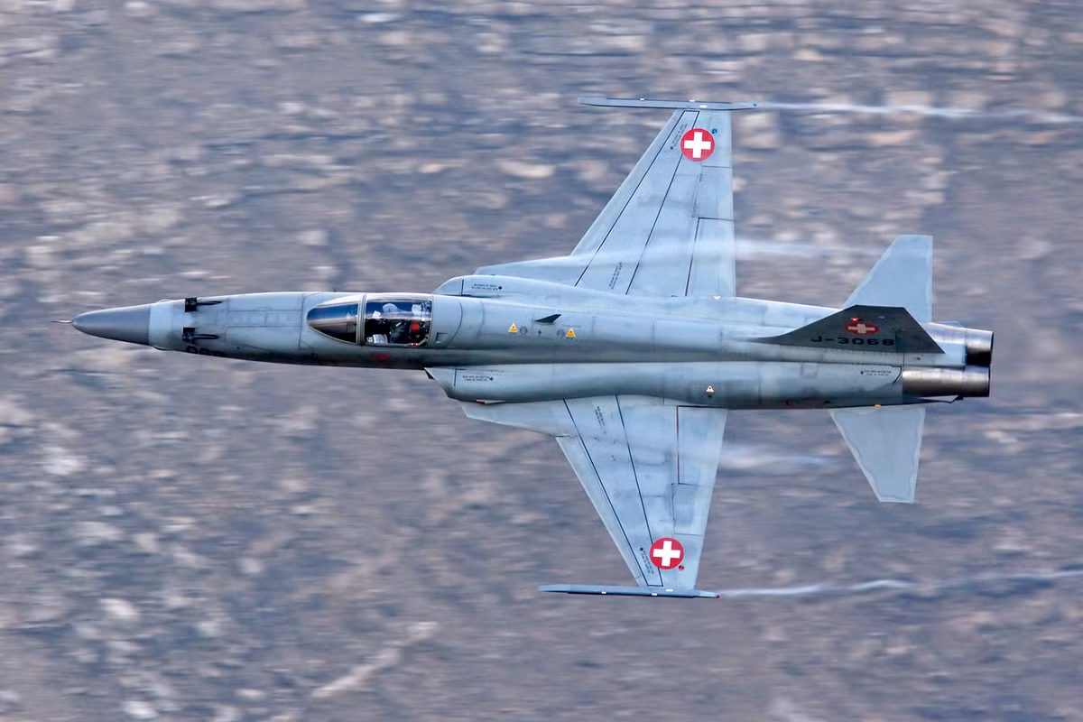 Không quân Thụy Sĩ được trang bị rất nhiều các loại chiến đấu cơ do châu Âu và Mỹ sản xuất. Cụ thể, lực lượng xương sống trong Không quân nước này chính là những chiếc chiến đấu cơ F-18C và F-18D do Mỹ sản xuất, được nhập biên chế Không quân Thụy Sĩ từ năm 1996. Nguồn ảnh: Airheads.