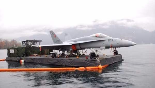 Hình ảnh được lan truyền trên các trang mạng xã hội với tựa đề "tàu sân bay" của Hải quân Thụy Sĩ. Nguồn ảnh: Reddit.