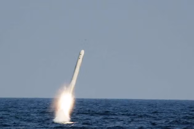 Các tàu ngầm tấn công hạt nhân Virginia bản mới nhất (block IV) có khả năng mang theo tổng cộng 65 ngư lôi và tên lửa. Trên tàu có tổng cộng 12 giếng phóng thẳng đứng cho phép nó phóng đi các tên lửa hành trình Tomahawk BGM-109. Nguồn ảnh: Shephar.