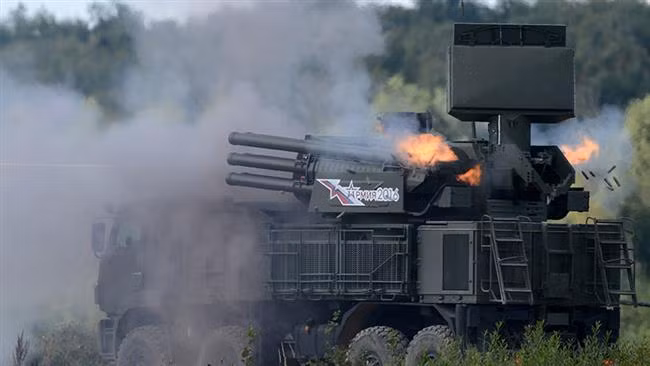 Ngoài ra, xe cũng có hệ thống vũ khí phụ bao gồm 2 khẩu pháo 2A38M cỡ nòng 30 mm điều khiển hoàn toàn tự động. Hiện tại trên thế giới có tổng cộng 10 nước sở hữu hệ thống pháo phòng không tự hành Pantsir-S1 loại này. Nguồn ảnh: Press.