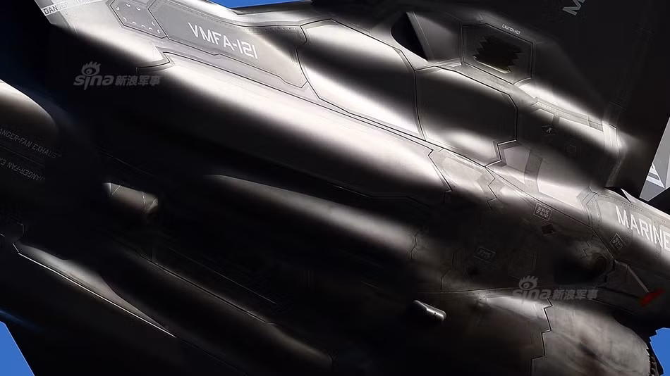 Được xếp vào hàng chiến đấu cơ thế hệ năm, F-35 không vượt trội hơn những chiến đấu cơ thế hệ trước ở khả năng cơ động hay khả năng mang vác vũ khí nhưng nó lại vượt trội hơn mọi dòng chiến đấu khác về khả năng tàng hình cực tốt. Nguồn ảnh: Quanbaihua.