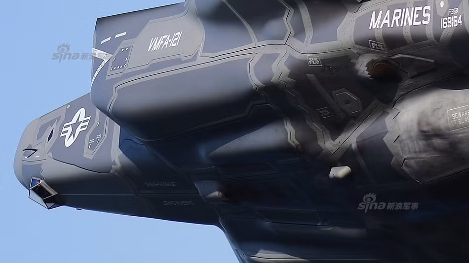 Có thể thấy, lớp vỏ của F-35 được thiết kế rất đặc biệt, khác hoàn toàn các loại chiến đấu cơ thế hệ 4 và 4++ hiện tại. Lớp vỏ trên của F-35 bao gồm nhiều tấm thân rời được ghép với nhau bằng một loại keo đặc biệt. Giống với nhiều loại máy bay tàng hình khác trên thế giới F-35 cũngbuộc phải cất hết vũ khí trong khoang chứa bên trong bụng để duy trì tối đa năng lực tàng hinh của mình. Nguồn ảnh: Quanbaihua.