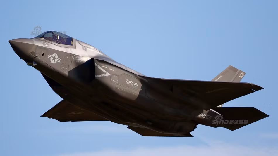  Chiến đấu cơ F-35 hiện đại nhất và mới nhất của Mỹ được coi là chiến đấu cơ sở hữu công nghệ tàng hình tiên tiến bậc nhất thế giới. Lớp vỏ tàng hình của nó được làm bằng chất liệu đặc biệt và giúp chiếc chiến đấu cơ này có khả năng ẩn mình còn tốt hơn cả người tiền nhiệm F-22, vậy nó có gì đặc biệt?. Nguồn ảnh: Quanbaihua.