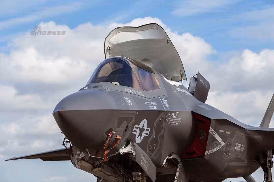 Theo các chuyên gia quân sự trên thế giới, F-35 phù hợp để thực hiện các nhiệm vụ tấn công theo kiểu "du kích" trên không. Cụ thể, các tốp F-35 sẽ tiếp cận mục tiêu một cách cực kỳ bí mật, qua mặt mọi hệ thống radar cảnh giới và tung đòn tấn công một cách chớp nhoáng và thoát ra thật nhanh. Nguồn ảnh: Quanbaihua.