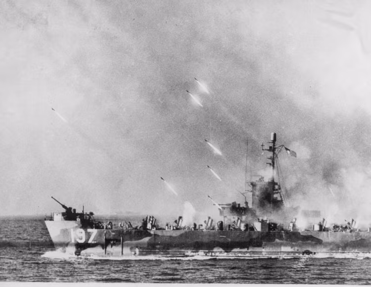 Các khu trục hạm, tàu khu trục hộ vệ tên lửa ngày nay cũng được trang bị tới hàng chục giếng phóng thẳng đứng, khi cần chúng có thể tạo ra một loạt phóng với số lượng khá lớn và độ chính xác cực cao, mang lại sức công phá không thua kém gì các loại pháo Kachiusa nổi này. Nguồn ảnh: Wiki.