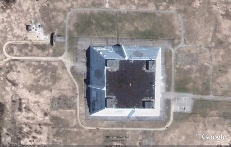 Tổ hợp A-135 bao gồm 68 tên lửa đánh chặn tầm trung 53T6 tầm trung. Bên cạnh các loại đầu đạn thông thường 53T6 còn có khả năng triển khai đầu đạn hạt nhân dành riêng cho nhiệm vụ đánh chặn tên lửa đạn đạo ở tầm cao. Tổng cộng trong mỗi tổ hợp A-135 có từ 12 tới 16 tên lửa 53T6 mang đầu đạn hạt nhân dành cho nhiệm vụ đánh chặn. Nguồn ảnh: Googleearth.