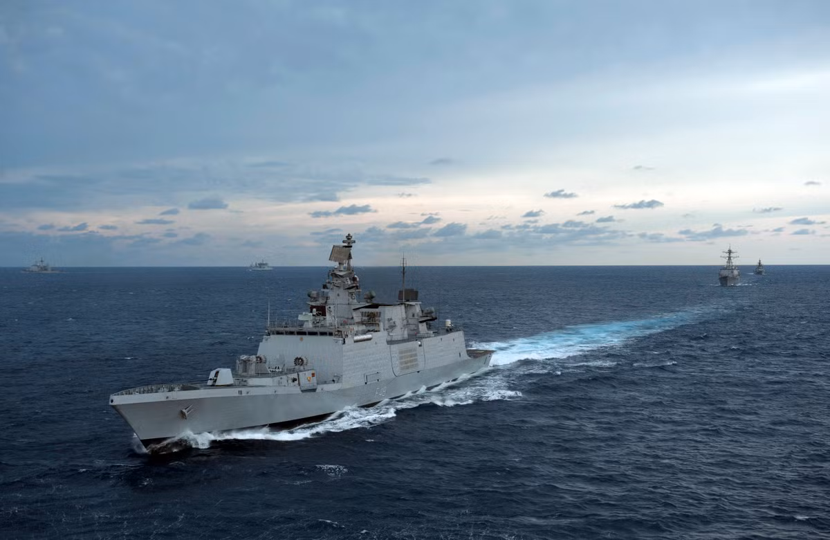 INS Satpura có tốc độ tối đa đạt 32 km/h tương đương với khoảng 59 km/h. Số lượng thủy thủ đoàn biên chế đủ gồm 257 người bao gồm cả 35 sĩ quan chỉ huy. Nguồn ảnh: Aame.