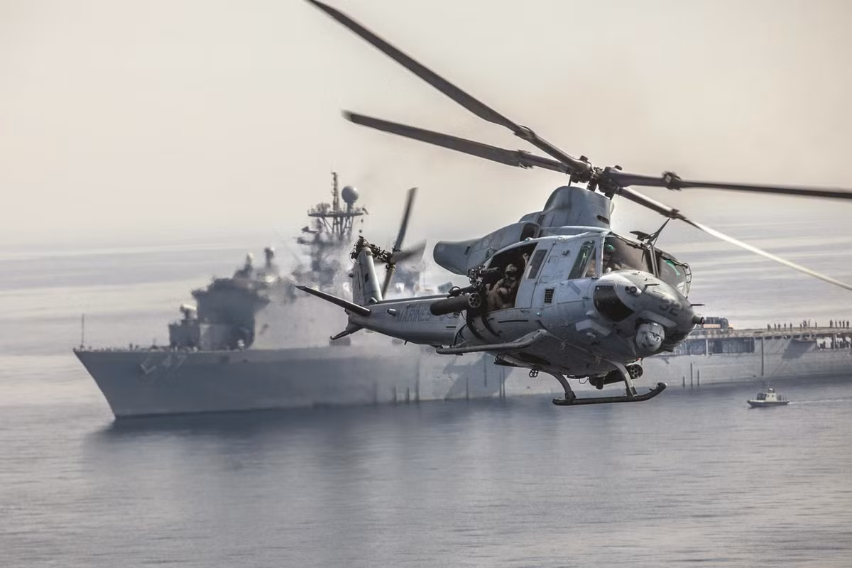 Trực thăng UH-1Y Venom có khả năng mang theo một kiện hàng nặng 3 tấn hoặc tối đa 10 binh sĩ. Chiếc trực thăng này có quạt 4 cánh kết hợp với động cơ GE T-700 cung cấp tổng cộng khoảng 3000 mã lực cho phép nó cất cánh với trọng lượng tối đa khoảng 8,3 tấn. Nguồn ảnh: Bell.