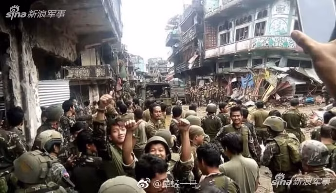 Trong cuộc chiến này, Philippines được giúp sức rất nhiều về mặt quân sự từ bên ngoài như Mỹ hỗ trợ về trang bị và cố vấn chiến thuật, Australia hỗ trợ thông tin tình báo và thậm chí là cả Trung Quốc cũng viện trợ vũ khí cho Philippines. Nguồn ảnh: Sina.