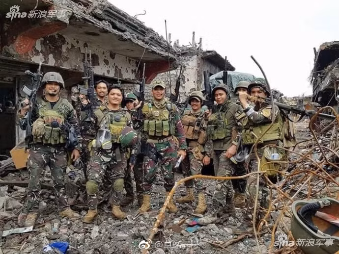 Binh lính Philippines ăn mừng chiến thắng bên trong thành phố Marawi. Nguồn ảnh: Sina.