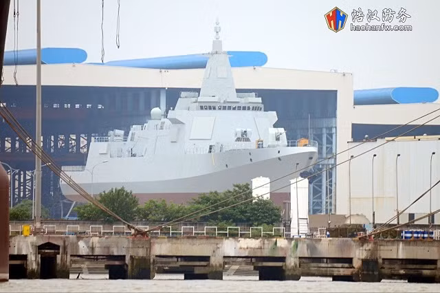 Hải quân Trung Quốc kỳ vọng các tàu khu trục hạm mang tên lửa Type 055 sẽ giúp nước này hiện thực hóa giấc mơ "hải quân biển xanh" vươn ra biển lớn của Bắc Kinh. Bên cạnh đó sự xuất hiện của Type 055 còn phá vỡ thế độc tôn của Mỹ với các tàu khu trục ham trang bị hệ thống chiến đấu Aegis. Nguồn ảnh: Navy Recognition.