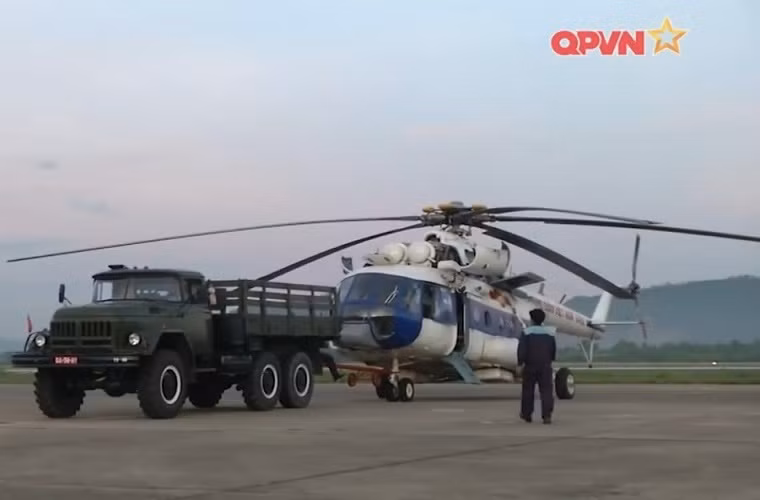 Hiện Mi-8 vẫn là một trong các trực thăng chủ lực của Không quân Việt Nam, làm nhiều nhiệm vụ từ vận tải, chiến đấu tới tìm kiếm cứu hộ cứu nạn. Trong ảnh là một chiếc Mi-8 của Trung đoàn trực thăng 930. Nguồn ảnh: IMB.
