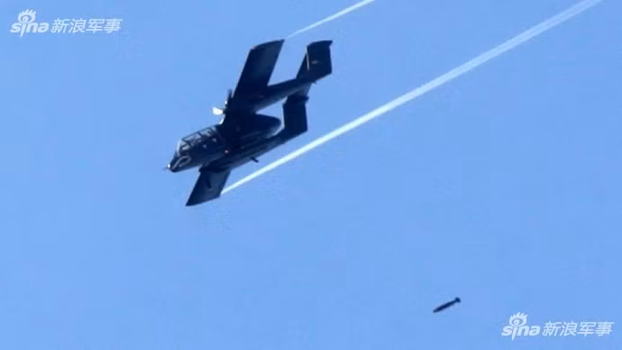 Cường kích và trinh sát cơ hạng nhẹ OV-10 Bronco được sản xuất bởi Mỹ ra đời từ năm 1965 và tới nay đã bước qua tuổi 52 nhưng vẫn miệt mài cống hiến cho cuộc chiến chống khủng bố IS ở Philippines. Nguồn ảnh: Sina.