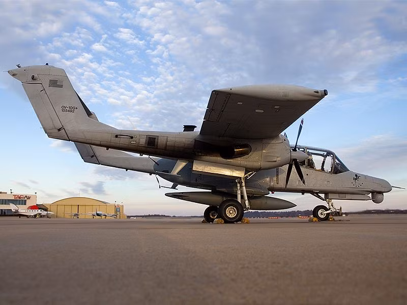 Cường kích cơ OV-10 có tới hay đuôi được nối dài từ động cơ và nối với nhau ở cánh đuôi. Thiết kế này cho phép máy bay có được lực nâng tối đa, giúp nó có thể cất-hạ cánh trên đường băng rất ngắn như trên tàu sân bay hoặc thậm chí hạ cánh ở bất cứ bãi cỏ nào. Nguồn ảnh: Yahoo.