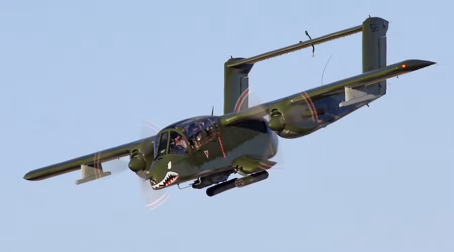 Trước khi phi cơ OV-10 ra đời, các máy bay Cessna O-1 và Cessna O-2 đã từng được sử dụng vào nhiệm vụ tương tự. Tuy nhiên các máy bay dòng Cessna có tốc độ bay quá thấp, thời gian đáp ứng chậm và có độ mang tải thấp, khiến cho chúng khó có thể đảm nhận được vai trò tuần thám hỗ trợ cường kích trong điều kiện tác chiến với cường độ cao. Nguồn ảnh: Funker.