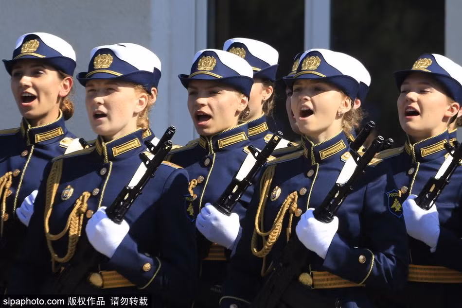 Lễ khai giảng của các học viên phi công diễn ra đơn giản nhưng trang nghiêm với bộ lễ phục màu xanh da trời sẫm. Nguồn ảnh: RIA.