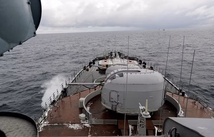 Theo Sputnik đưa tin hôm 17/10 vừa qua, sau khi hoàn thành các nhiệm vụ tuần tra trong khu vực vịnh Aden và vùng Biển Đỏ, tàu khu trục Phó Đô đốc Kulakov của Hải quân Nga đã tiến vào kênh đào Suez, chuẩn bị tới vùng biển Địa Trung Hải và nhiều khả năng điểm đến tiếp theo của tàu chiến này chính là vùng biển ngoài khơi Syria. Nguồn ảnh: Tass.