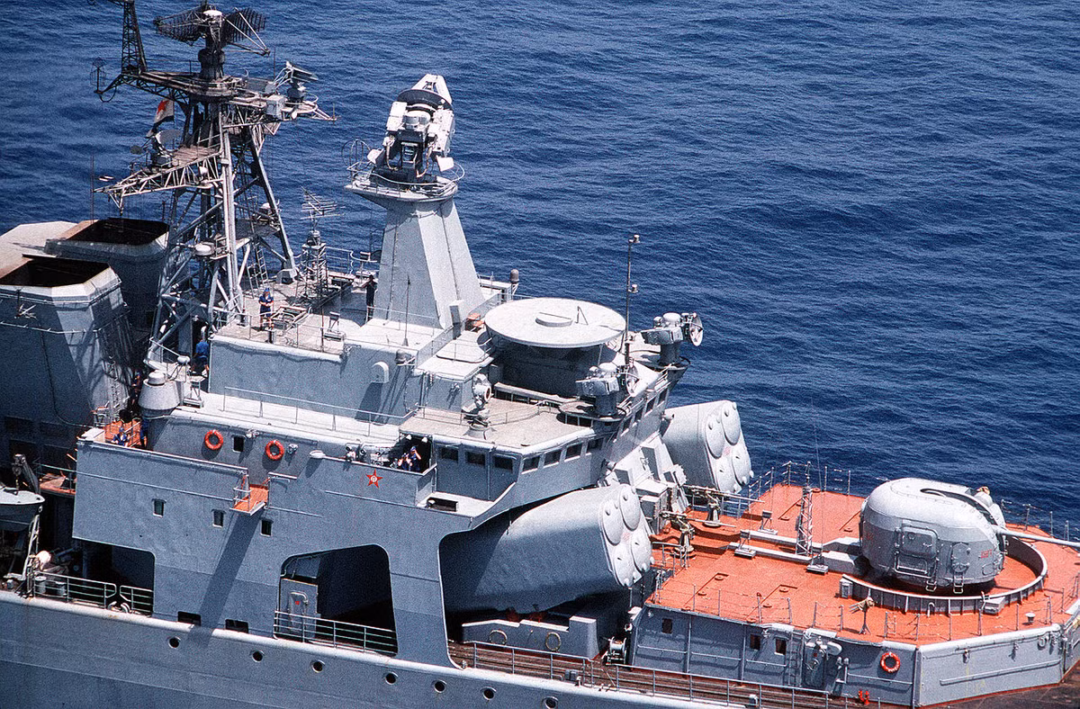 Ngoài ra, trên tàu còn được trang bị một sân đỗ trực thăng và một ga-ra cho phép tàu mang theo tối đa 2 trực thăng săn ngầm Ka-27 Helix. Tầm tác chiến của các tàu khu trục chống ngầm Udaloy có thể lên đến hơn 19.000km. Nguồn ảnh: Common.