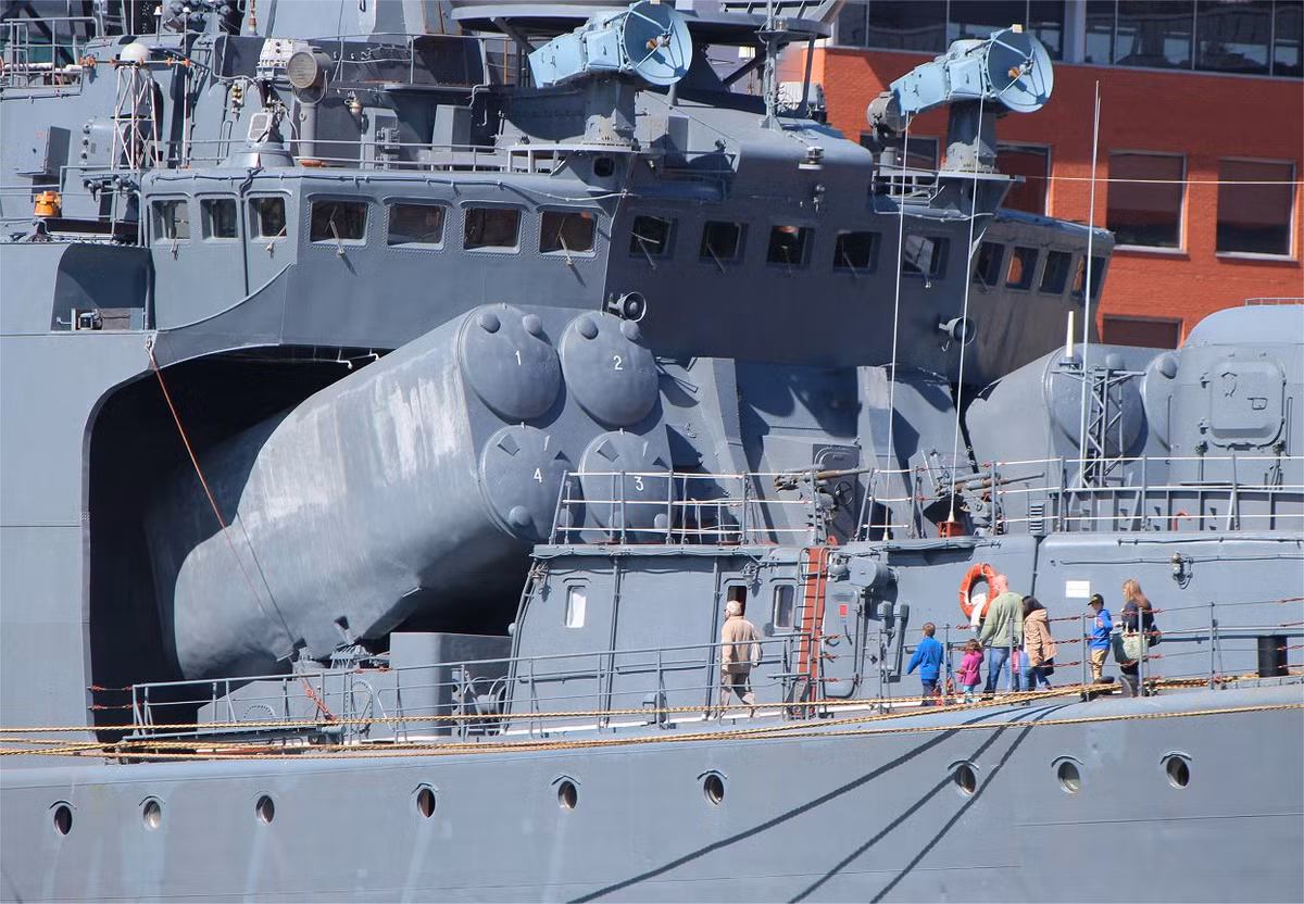 Cận cảnh tổ hợp ống phóng tên lửa chống ngầm Metel "SS-N-14" trên tàu khu trục Phó Đô đốc Kulakov. Metel có tầm tác chiến lên đến 90km được trang bị đầu đạn ngư lôi nặng tới 185kg và có khả năng triển khai vũ khí hạt nhân chiến thuật. Nguồn ảnh: Folk.