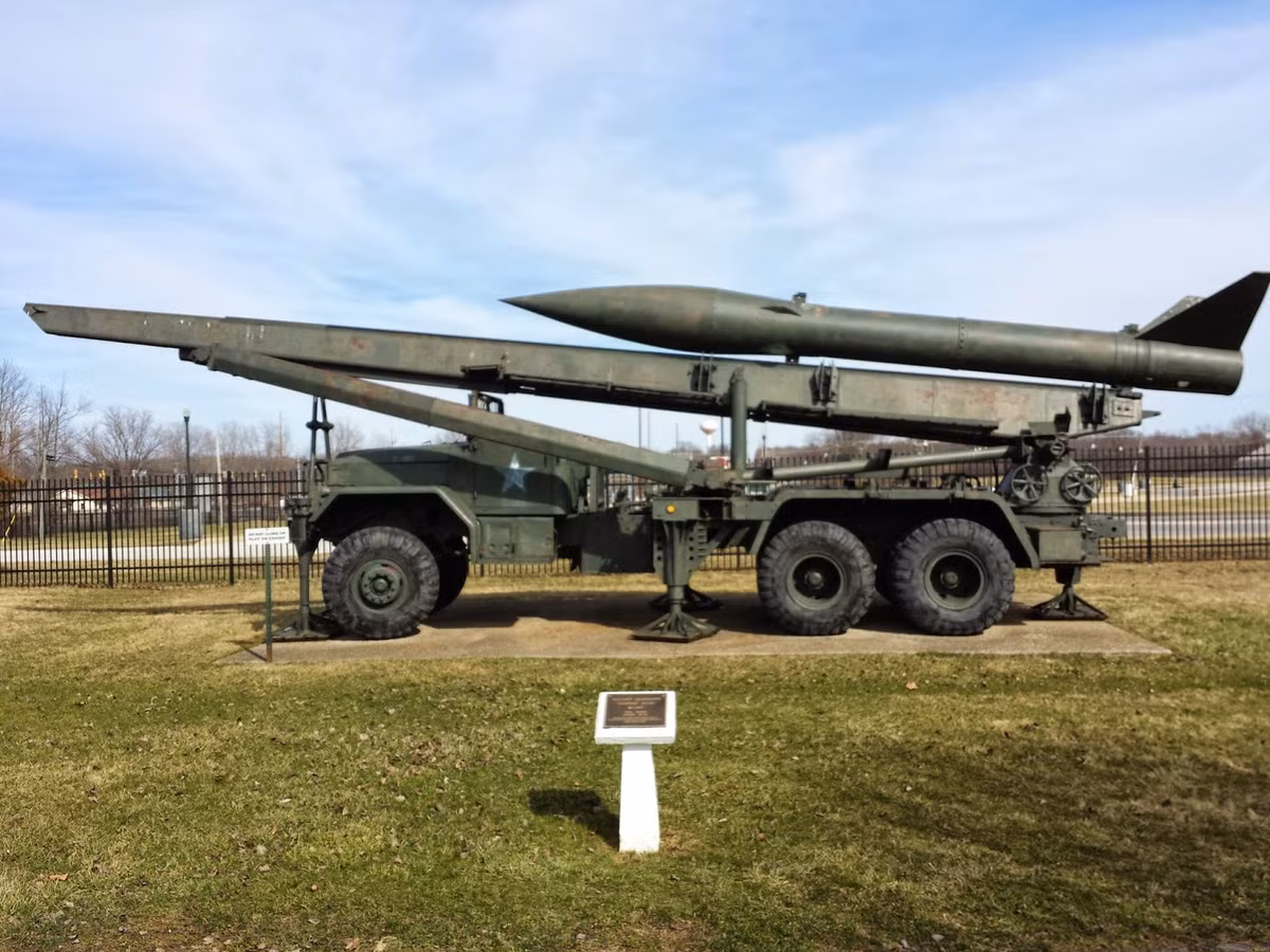 Cụ thể, trước khi phóng các kỹ sư sẽ phải tính toàn quãng đường mà tên lửa sẽ phải bay sau đó tính toán nhiên liệu mà MGR-1 Honest John tiêu thụ sau đó cài đặt sẵn. Khi bay tới mục tiêu, MGR-1 Honest John sẽ cắt nhiên liệu và rơi. Nguồn ảnh: Finda.