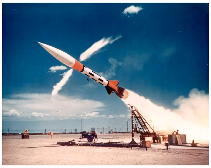 Đó chính là tiền đề để MGR-1 Honest John ra đời và sự xuất hiện của nó đã mở ra một thời kỳ mới, thời kỳ chỉ cần một nút nhấn là đã có thể bắn vũ khí hạt nhân vào thẳng lãnh thổ kẻ. Cần phải nói thêm là vào thời kỳ MGR-1 Honest John ra đời, công nghệ đánh chặn vẫn mới chỉ nằm trên giấy và quả tên lửa này ít nhiều đã khiến Mỹ trở thành bất bại trong một thời gian khá dài. Nguồn ảnh: Wiki.