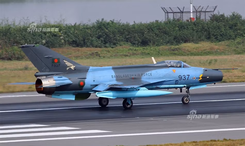 Bangladesh bắt đầu nhận những chiến đấu cơ Chengdu J-7 đầu tiên từ năm 2007. Hợp đồng mua bán J-7 được Bangladesh ký kết với Trung Quốc trước đó bao gồm 12 chiến đấu cơ J-7BG và 4 chiếc JT-7BG hai chỗ làm nhiệm vụ huấn luyện. Nguồn ảnh: Sina.