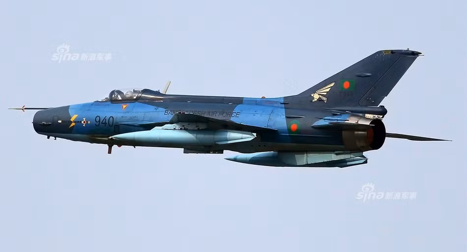 Mặc dù trong lực lượng Không quân Bangladesh đã có nhiều máy bay J-7 phải về hưu nhưng vẫn còn một số lượng lớn các chiến đấu cơ J-7 phục vụ trong lực lượng Không quân nước này với nhiệm vụ máy bay huấn luyện và máy bay tuần tra. Nguồn ảnh: Sina.