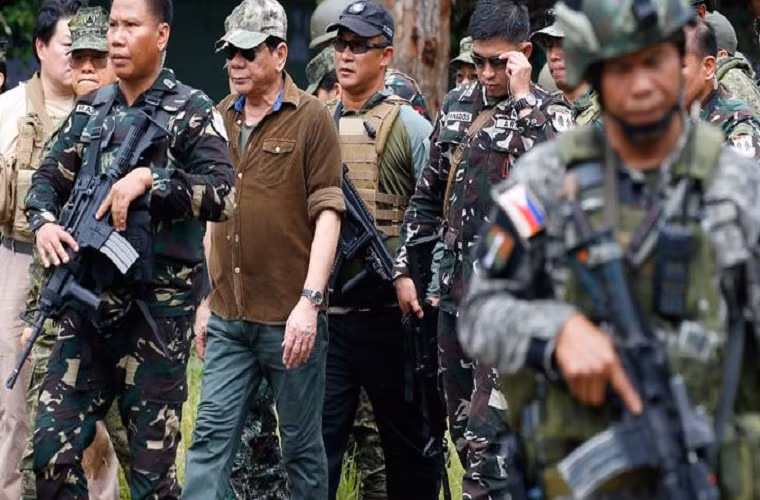 Tổng thống Rodrigo Duterte cũng có chuyến thị sát một vài khu vực xung quanh và bên trong nội đô Marawi để chứng minh rằng thành phố này đã an toàn và hoàn toàn sạch bóng IS. Nguồn ảnh: tempo.com.