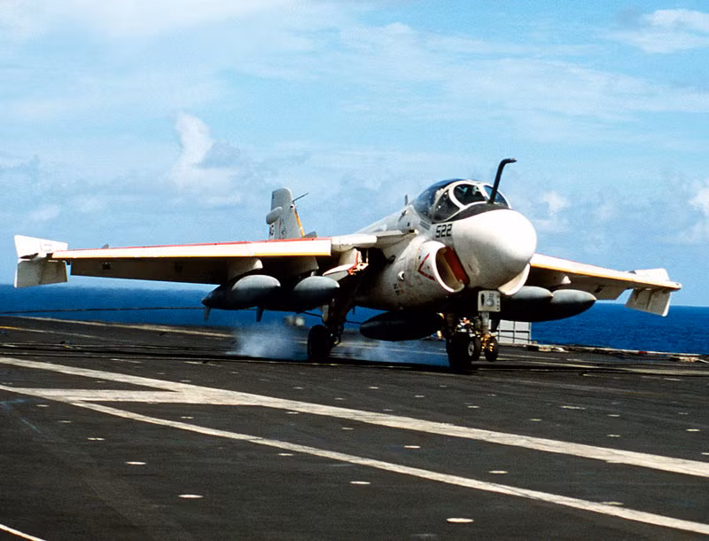 Với các máy bay đời cũ, đây là vấn đề rất dễ mắc phải và không được xem là sự cố đáng ngại, vấn đề là do phao trong bình xăng bị kẹt vì một lý do nào đó và cách đơn giản nhất để giải quyết đó là làm cho máy bay lắc vài nhịp để chiếc phao trong bình xăng tụt xuống và hoạt động tiếp. Nguồn ảnh: Pinterest.