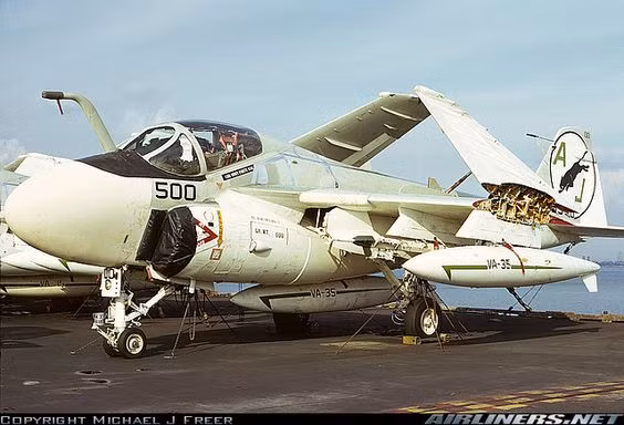 Tuy nhiên, Trung úy Keith Gallagher không bao giờ lái được máy bay phản lực nữa, ông được chuyển xuống làm việc ở bộ phận mặt đất trong Không quân Mỹ, tham gia các khóa giảng dạy về an toàn bay và cách sống sót khi bạn chót bị... đánh bật ra khỏi chiếc phi cơ của mình. Nguồn ảnh: Airliner.