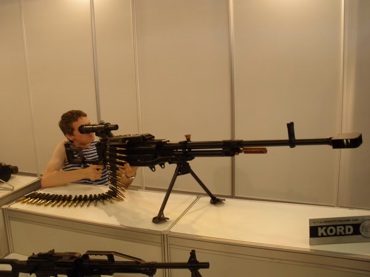 Sử dụng cỡ đạn 12,7x108 mm, khẩu súng máy hạng nặng này được thiết kế để bắn hạ những mục tiêu bay tầm thấp như máy bay do thám hoặc máy bay trực thăng của đối phương, nhưng cũng có khả năng tiêu diệt bộ binh ở khoảng cách xa rất tốt với phụ kiện kính ngắm đi kèm và tầm bắn lên tới 2000 mét. Nguồn ảnh: Surood.