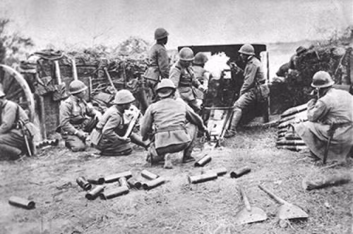 Trong thời gian 8 năm diễn ra chiến tranh, các lực lượng vũ trang của Đảng Cộng Sản Trung Quốc với trang bị yếu kém hơn nhưng đã tỏ ra thiện chiến, giành được nhiều thắng lợi và hiệu quả hơn hẳn so với các lực lượng của Quốc Dân Đảng. Lực lượng Quốc Dân Đảng thường phát động chiến tranh quy ước và thường bị quân Nhật với trang bị hiện đại hơn đập tan. Nguồn ảnh: Baidu.