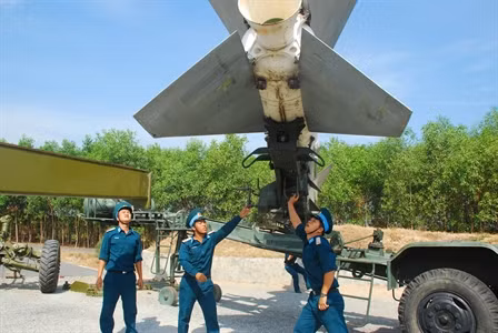 Ngay khi hiệp định Paris được ký kết, Sư đoàn 367 hành quân vào chiến trường miền Nam để thực hiện hai nhiệm vụ: Bảo vệ vùng giải phóng, giữ bí mật lực lượng để phục vụ mục tiêu chiến lược. Đặc biệt đã có nhiều chiến thắng góp phần quan trọng vào giải phóng miền Nam, thống nhất đất nước. Ảnh: Đưa tên lửa vào vị trí sẵn sàng chiến đấu