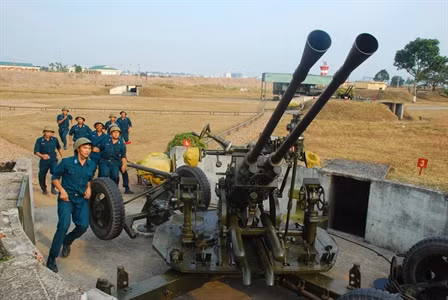 Các khẩu đội luyện tập phương án chiến đấu.