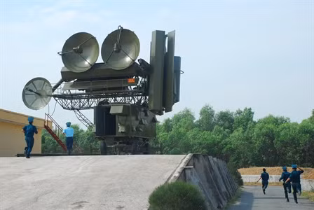 Sư đoàn 367 được thành lập vào tháng 3-1953, từ một trung đoàn pháo phòng không 37 ly đầu tiên của Việt Nam. Chiến công đầu của sư đoàn là những loạt đạn hạ máy bay Pháp ở Điện Biên Phủ. Giai đoạn đầu cuộc chiến tranh phá hoại của giặc Mỹ ở miền Bắc, “dấu chân” và chiến công của sư đoàn trải khắp vùng rộng lớn phía Nam Hà Nội. Ảnh: Báo động chiến đấu