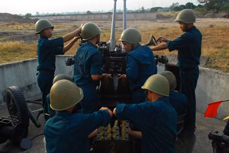 Nạp đạn sẵn sàng chiến đấu.