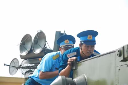 Phát huy truyền thống và kết quả đã đạt được, cán bộ, chiến sĩ Sư đoàn Phòng không 367 thời gian qua, tiếp tục huấn luyện giỏi, kỷ luật nghiêm, không ngừng nâng cao trình độ và khả năng chiến đấu, sẵn sàng chiến đấu, quyết tâm bảo vệ vững chắc vùng trời phía Nam của Tổ quốc trong mọi tình huống. Ảnh: Ngắm đường vào bệ của tên lửa