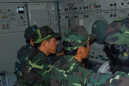 Thao tác bên trong xe chỉ huy.