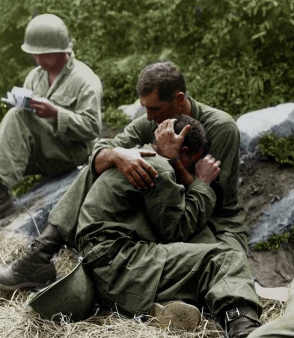Một lính Mỹ đang an ủi người đồng đội của mình khi nghe tin bạn của họ đã hy sinh trong khi chiến đấu. Với nhiều binh lính Mỹ, chiến tranh Triều Tiên không phải là một cuộc chiến oai hùng như Chiến tranh Thế giới hai ma họ từng tham gia. Nguồn ảnh: Thechive.
