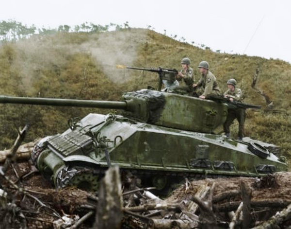 Diễn ra trong thời gian đầu những năm 50 của thế kỷ trước, chiến tranh Triều Tiên được ví như Chiến tranh Thế giới thứ 2 thu nhỏ khi các bên tham chiến đều sử dụng các loại vũ khí có từ thời thế chiến. Nguồn ảnh: Thechive.