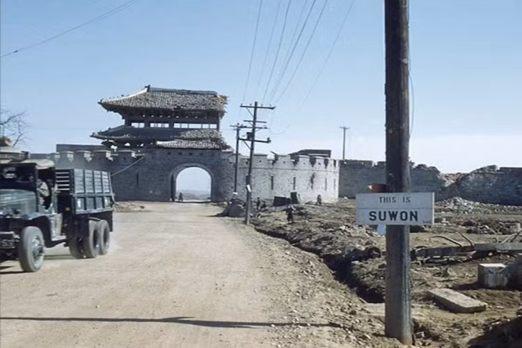 Cuộc chiến này cũng đã phá hủy rất nhiều di tích lịch sử vô giá trên Bán đảo Triều Tiên. Xét về thời gian, cuộc xung đột giữa hai miền Triều Tiên diễn ra trên chiến trường chỉ trong vòng ba năm nhưng mức độ tàn phá của nó còn khốc liệt hơn nhiều so với chiến tranh khác trên thế giới. Nguồn ảnh: Thechive.