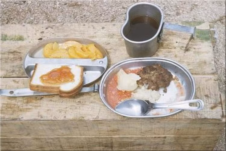 Khẩu phần ăn của binh lính Mỹ trong cuộc chiên tranh Triều Tiên, khẩu phần ăn này bao gồm cả cà phê được đựng trong bi-đông. Nguồn ảnh: Thechive.