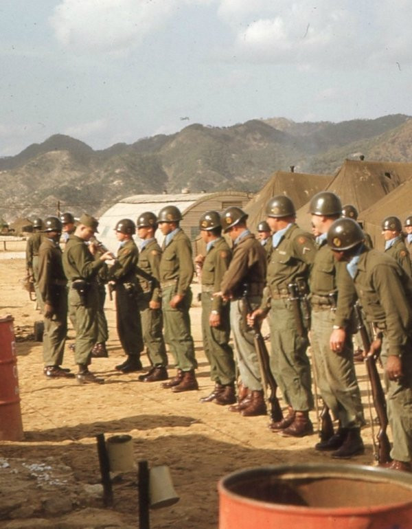 Sỹ quan Mỹ kiểm tra trang bị vũ khí của binh lính Mỹ trên chiến trường Tiều Tiên. Nguồn ảnh: Thechive.